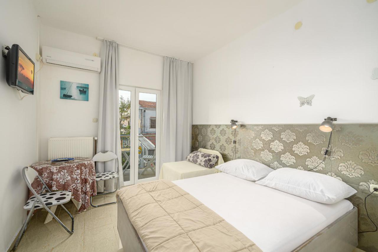 Studio Holiday Adriatic Pag Town Bagian luar foto